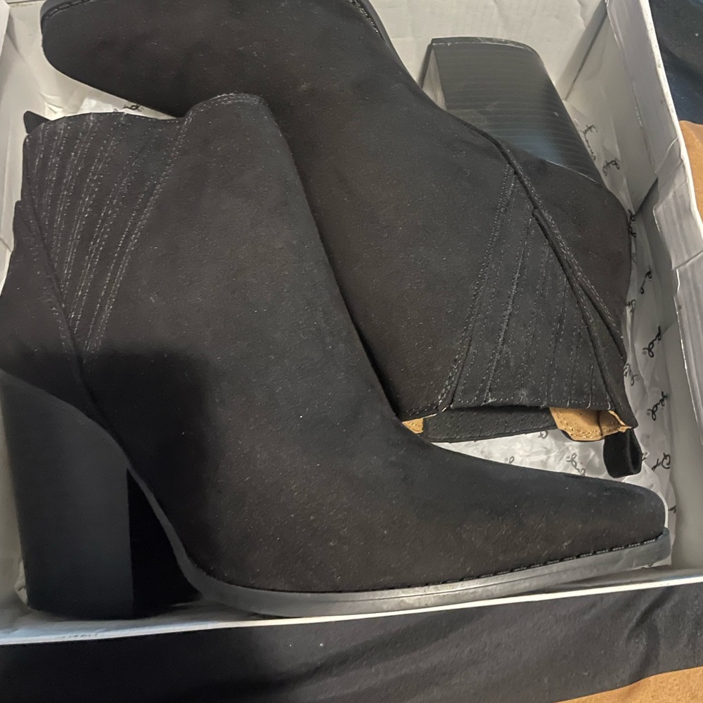 Elegant Black suede Ankle Boots